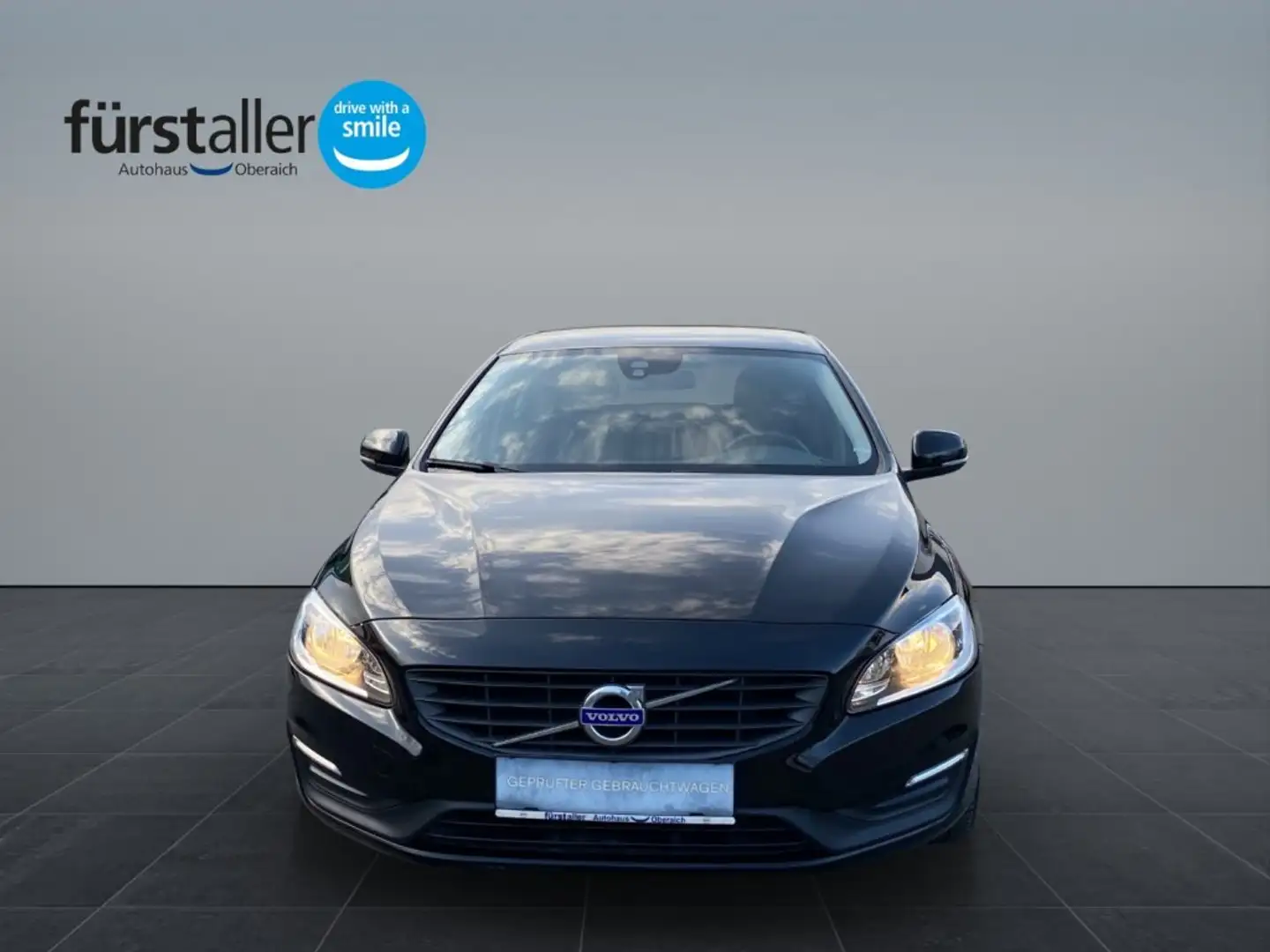 Volvo V60 D3 Kinetic Schwarz - 2