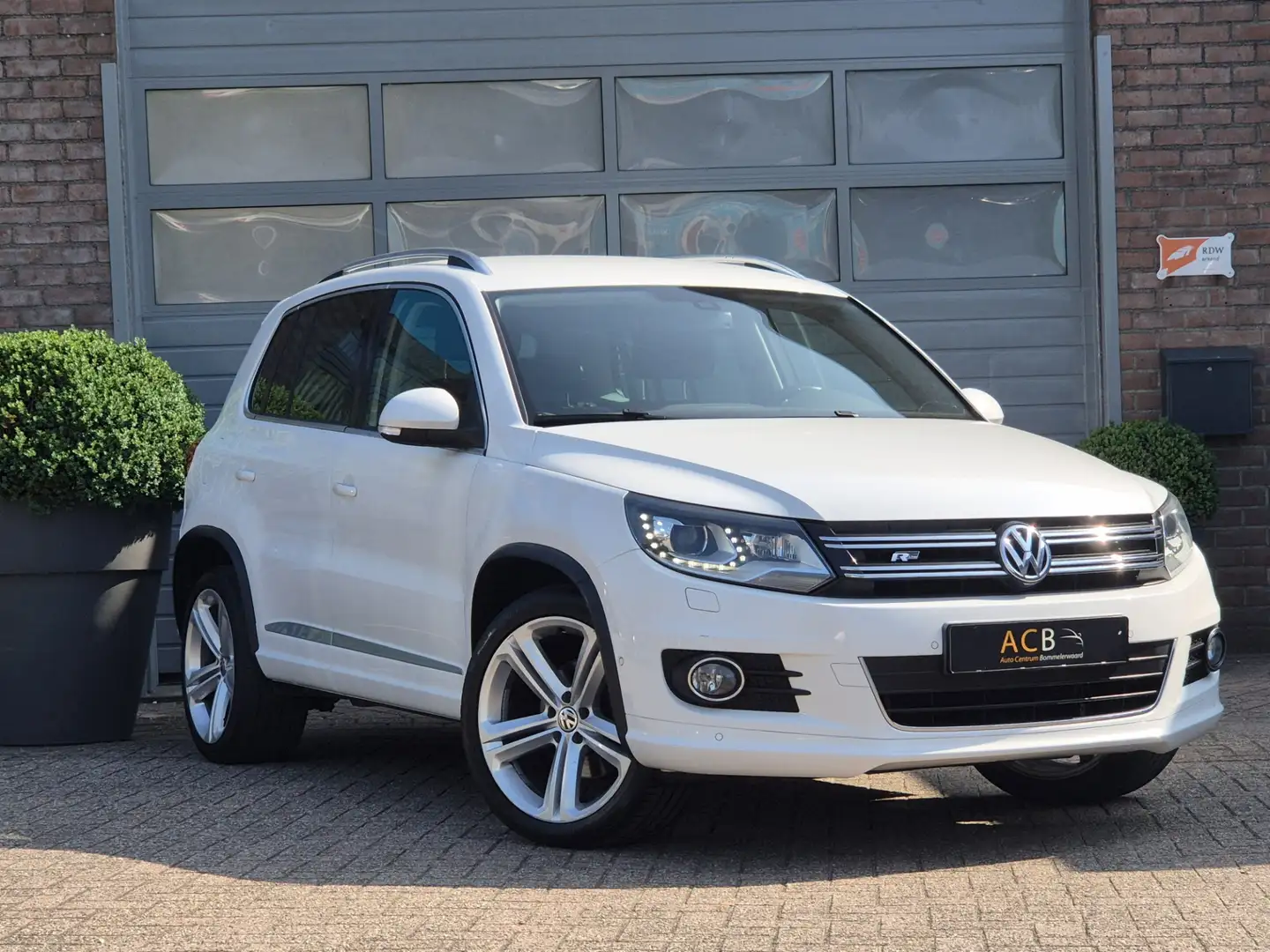 Volkswagen Tiguan 2.0 TSI Sport&Style 4 Wheel Drive Zwart Leder/Trek Blanco - 1