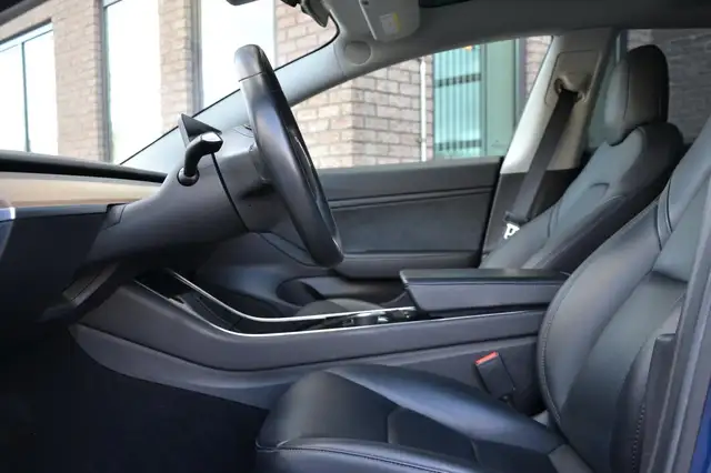Tesla Model 3 view 8