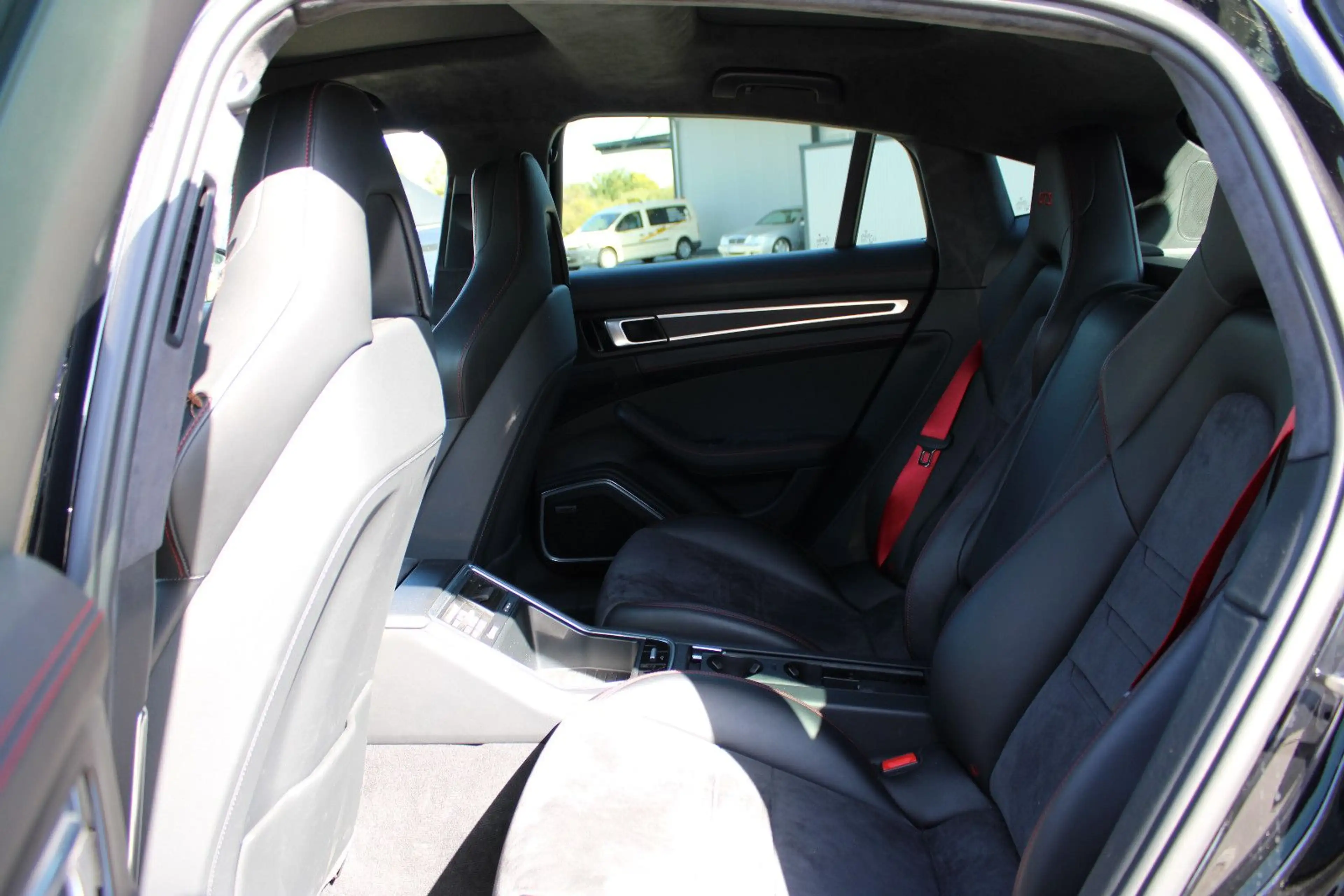 Porsche Panamera GTS — photo 37
