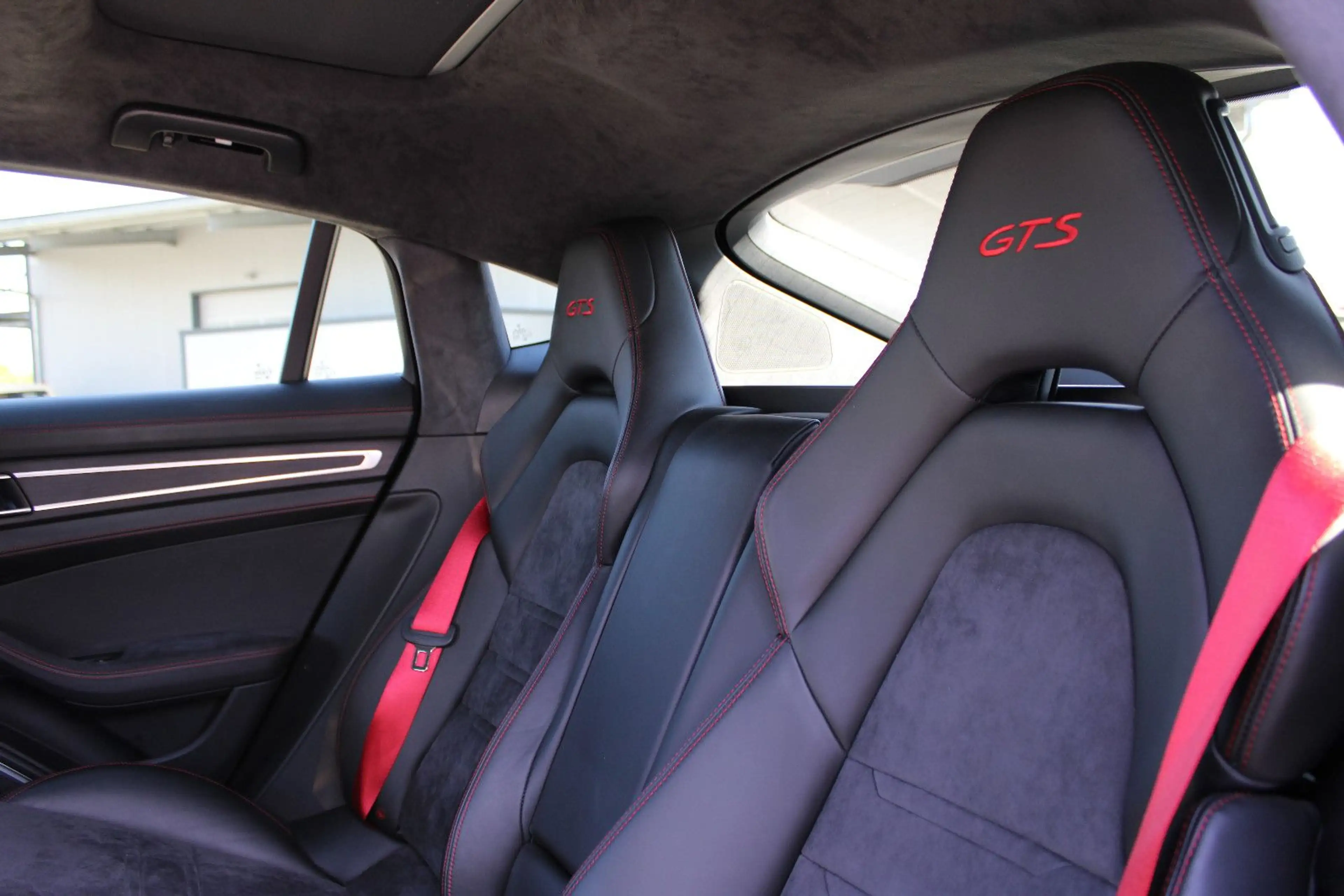 Porsche Panamera GTS — photo 38