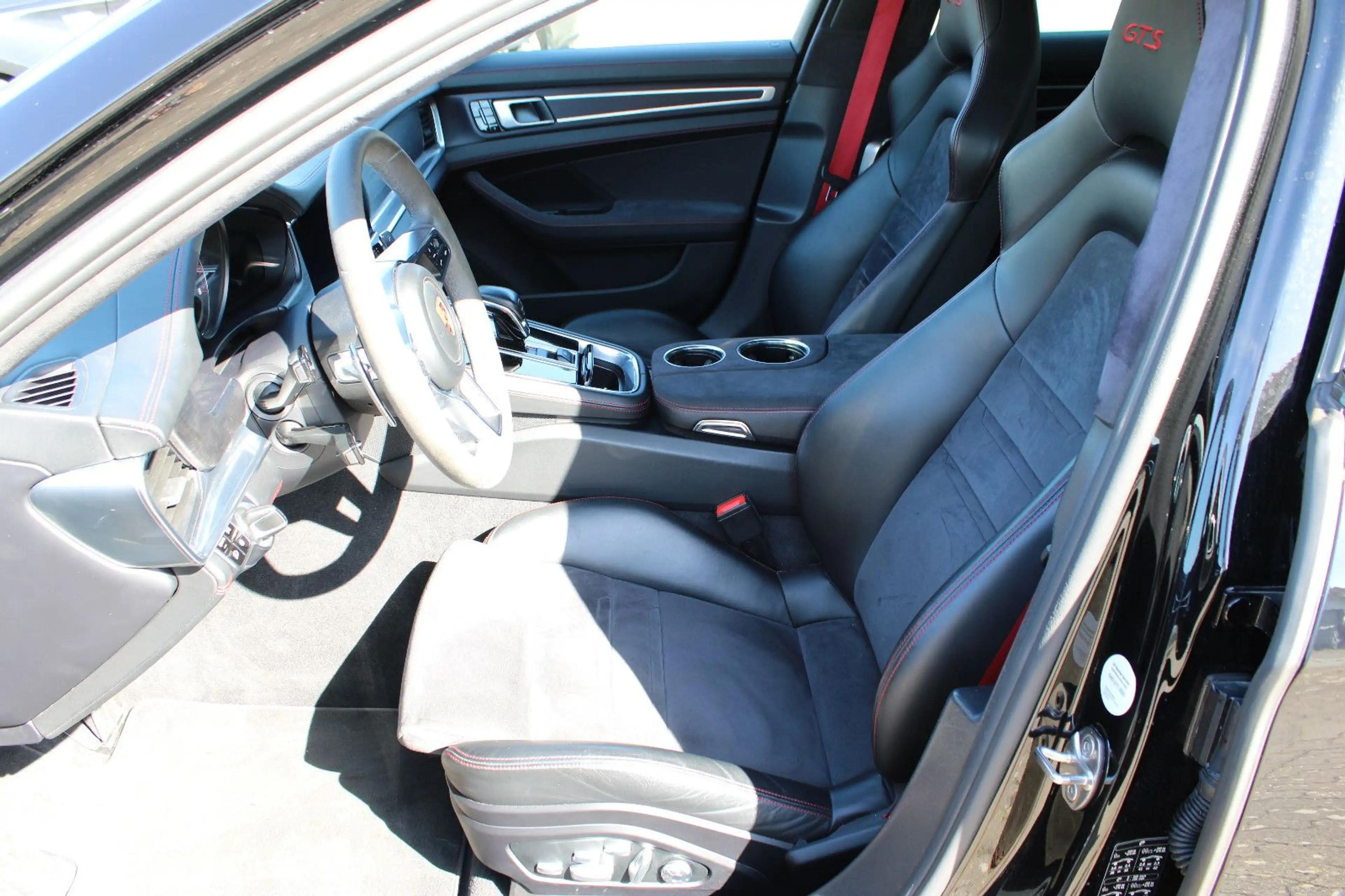 Porsche Panamera GTS — photo 16