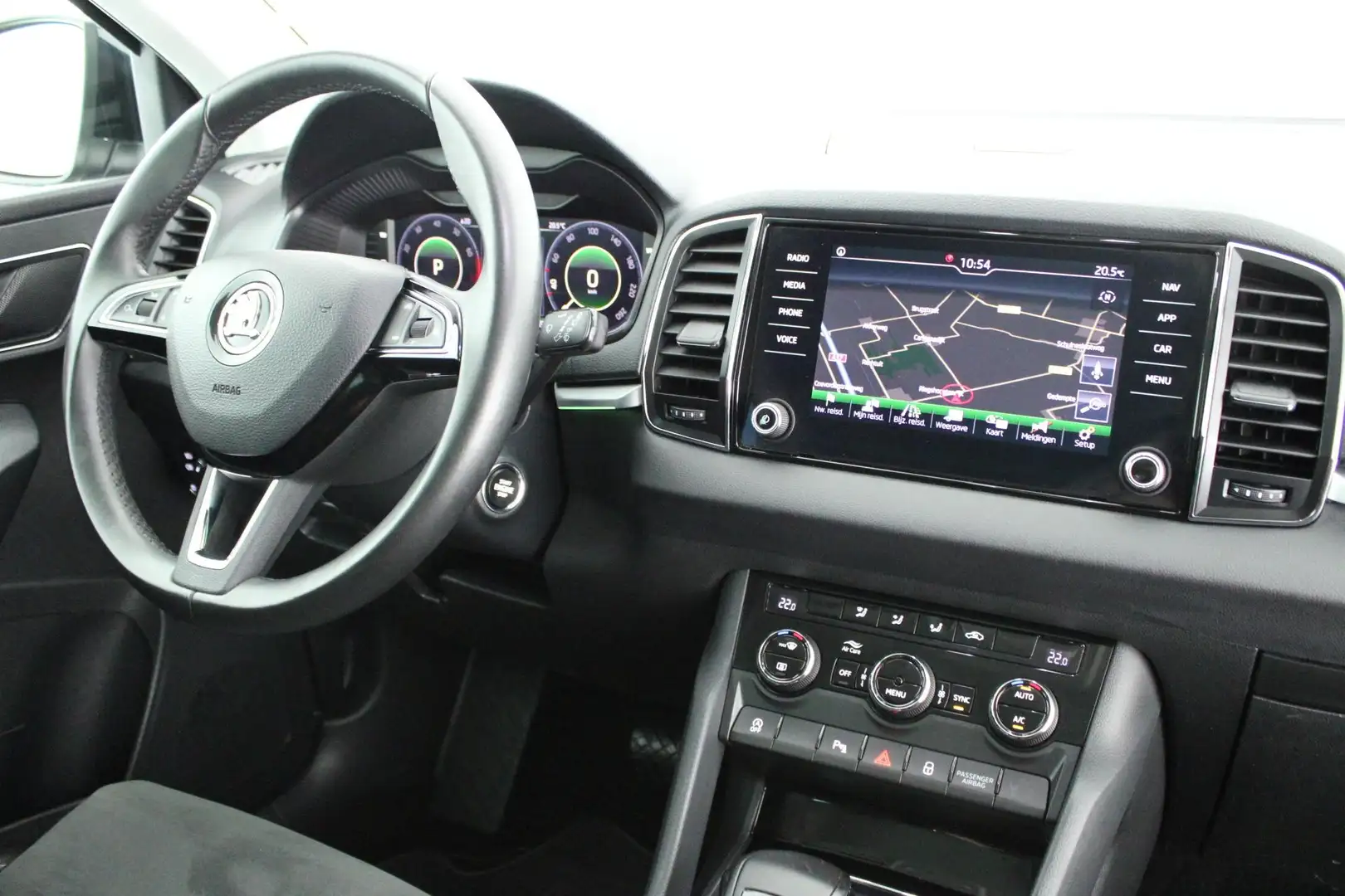 Skoda Karoq 1.5 TSI ACT 150pk DSG Business Edition Trekhaak Ca Zwart - 2