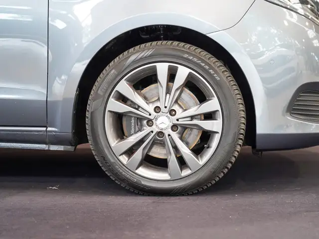 Mercedes-Benz V-Class view 2