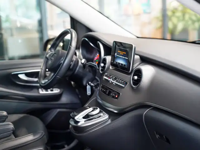 Mercedes-Benz V-Class view 13