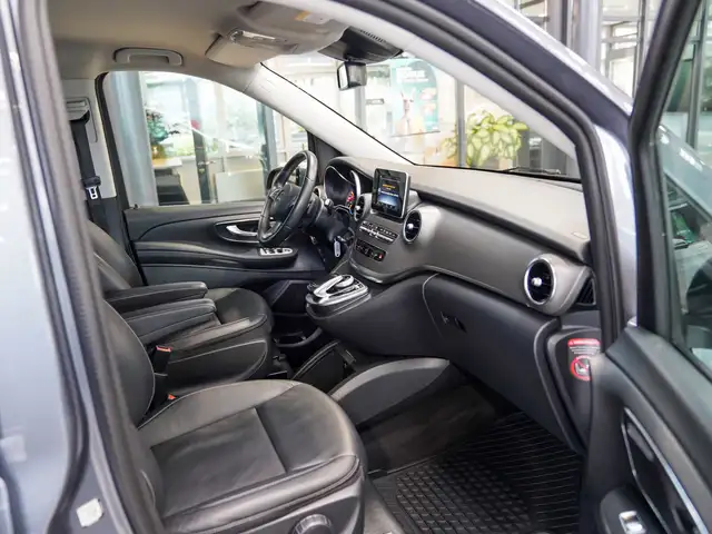 Mercedes-Benz V-Class view 12