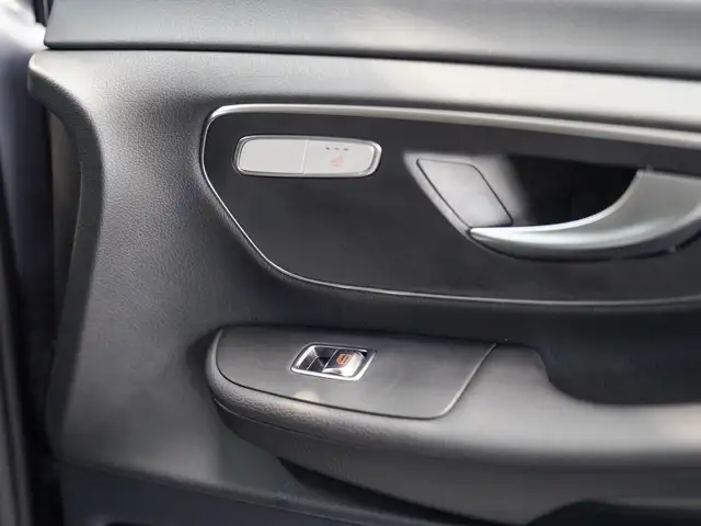 Mercedes-Benz V-Class view 14