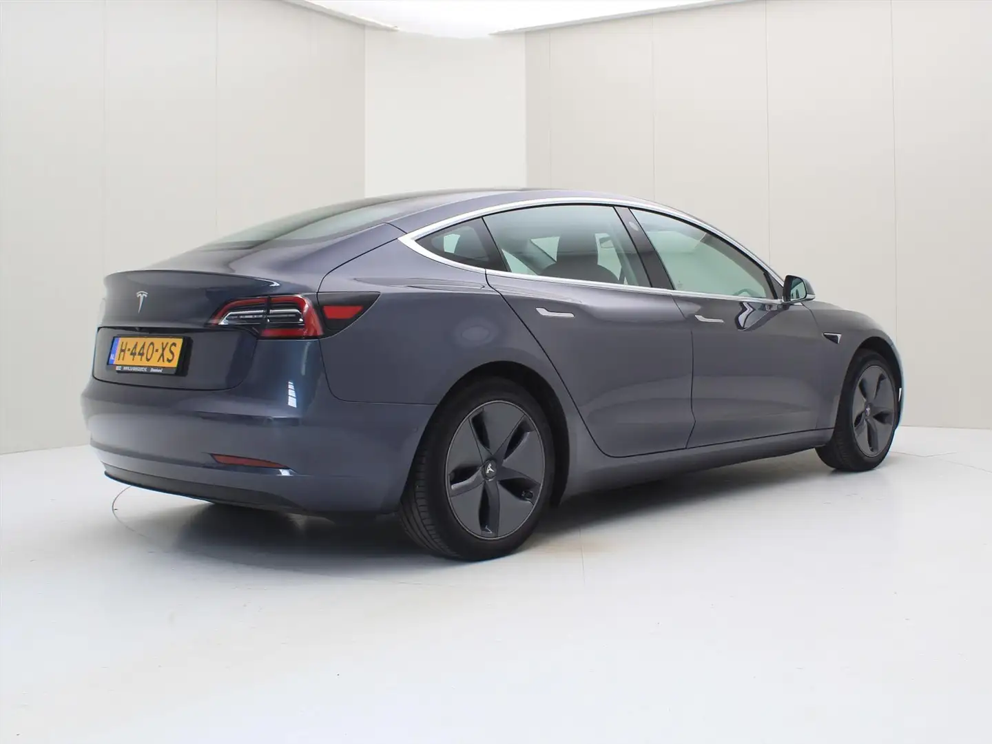 Tesla Model 3 Standard RWD Plus [ FSD+60 kWh+PREMIUM AUDIO ] Grijs - 2