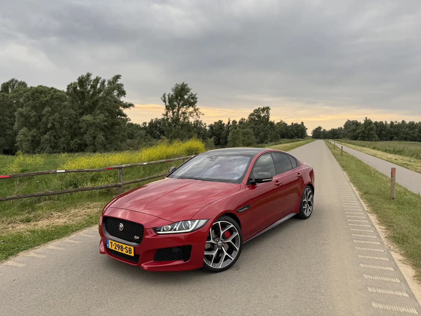 Jaguar XE Jaguar XE-S 3.0 V6 381PK Aut. [Meridian, 20” OH] Rood - 1