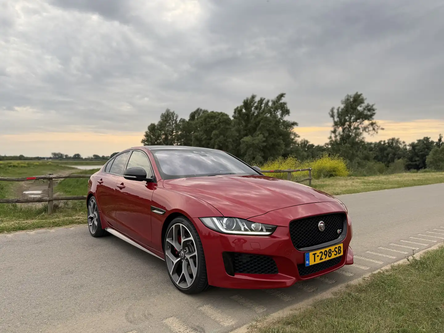 Jaguar XE Jaguar XE-S 3.0 V6 381PK Aut. [Meridian, 20” OH] Rood - 2