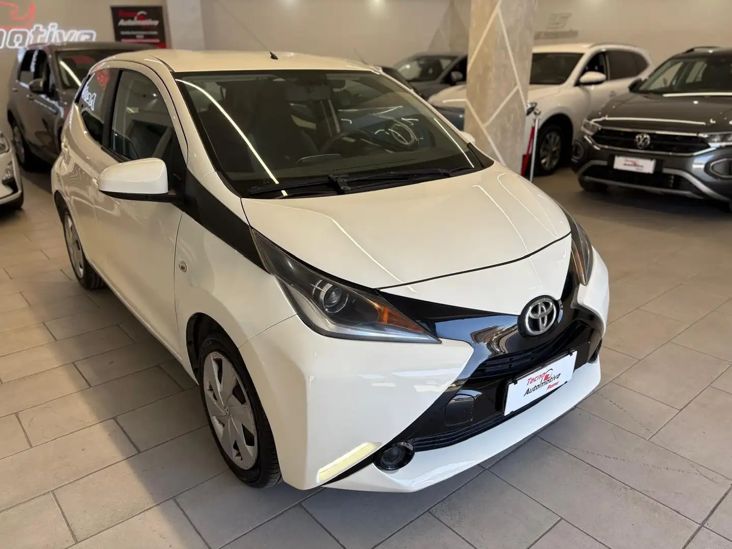 Toyota Aygo 5p 1.0 x-play m-mt AUTO *UNIPRO* Bianco - 1