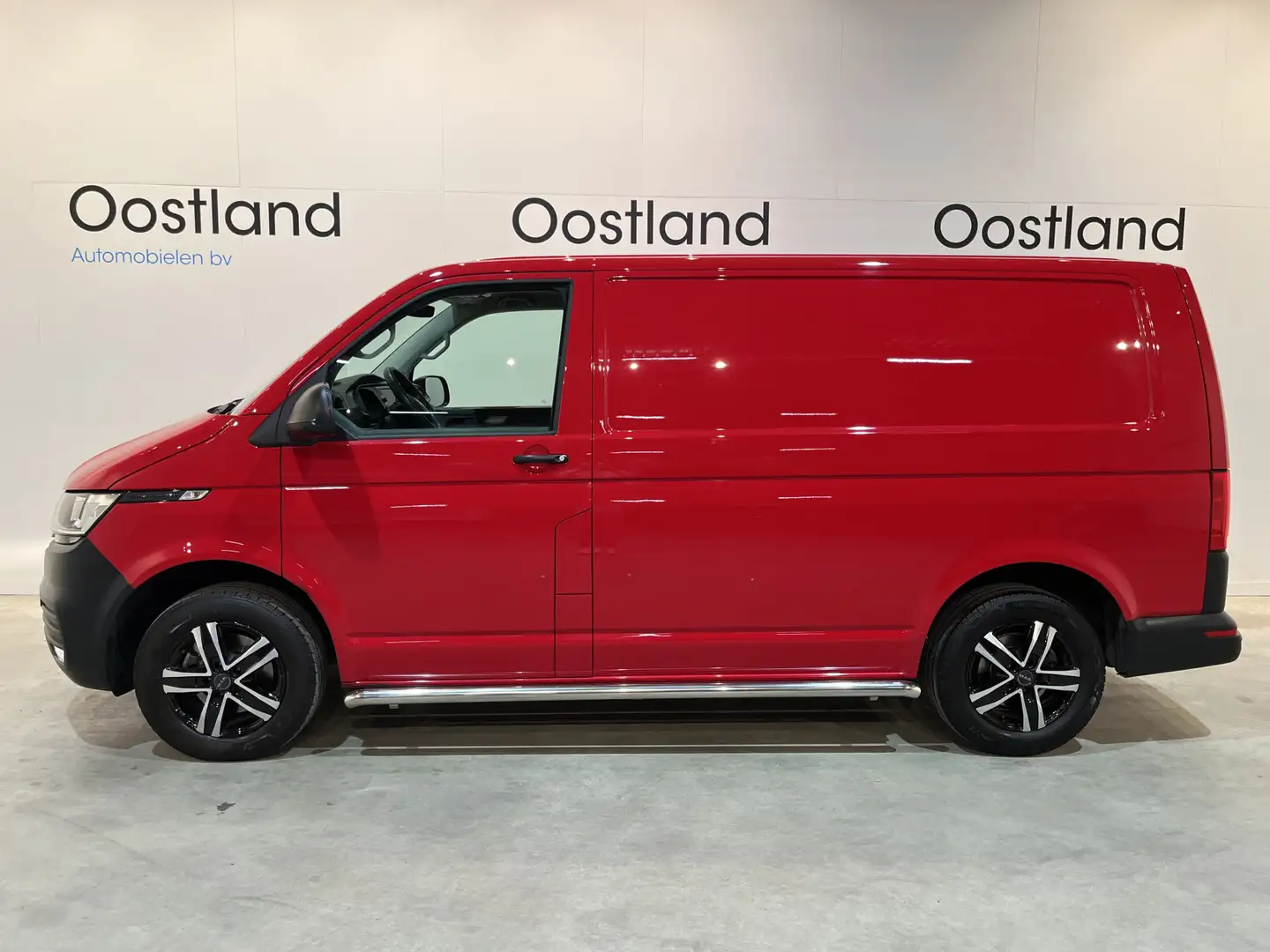 Volkswagen T6.1 Transporter 2.0 TDI L1H1 150 PK Automaat / Airco / Cruise Cont Rood - 2