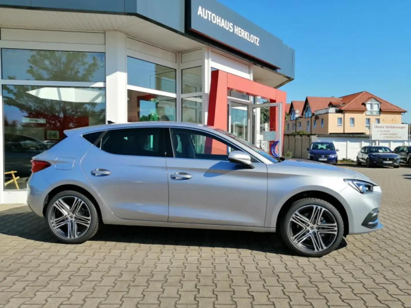 SEAT Leon Leon 1.5 TSI ACT 96 kW / 130 PS XCELLENCE PLUS Silber - 2