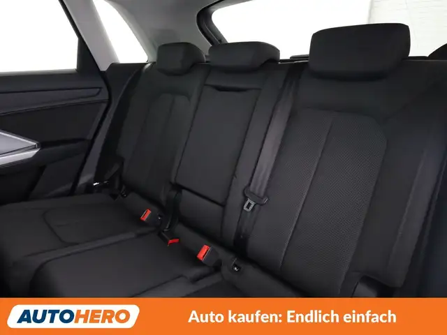 Audi Q3 view 14