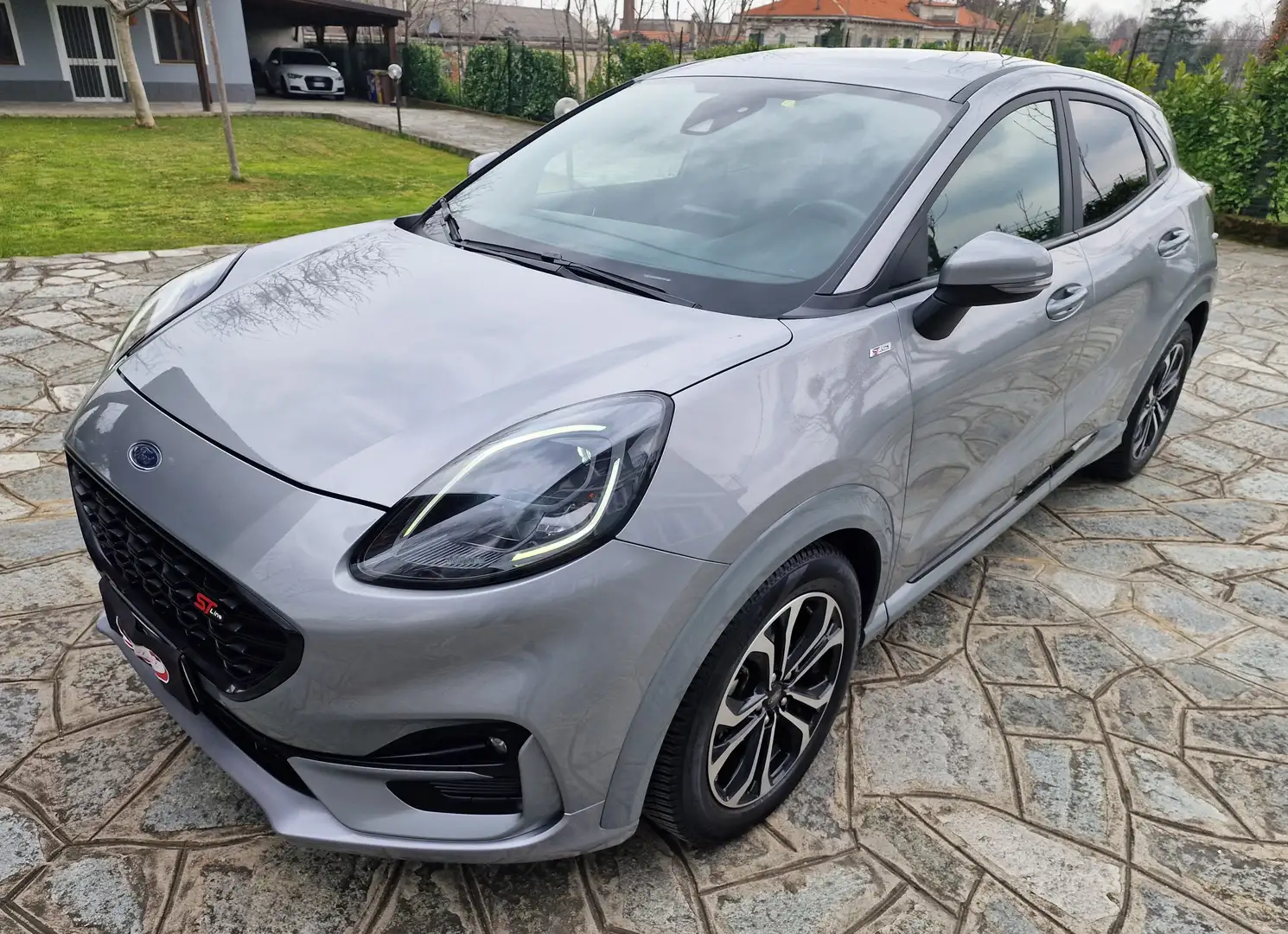 Ford Puma 1.0 ecoboost 125cv hybrid ST-Line Grau - 1
