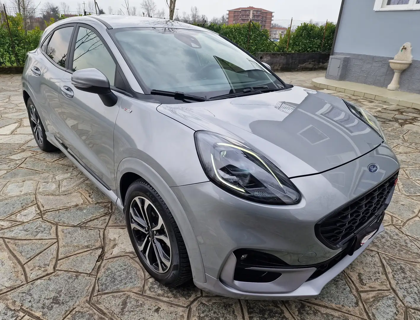 Ford Puma 1.0 ecoboost 125cv hybrid ST-Line Grau - 2