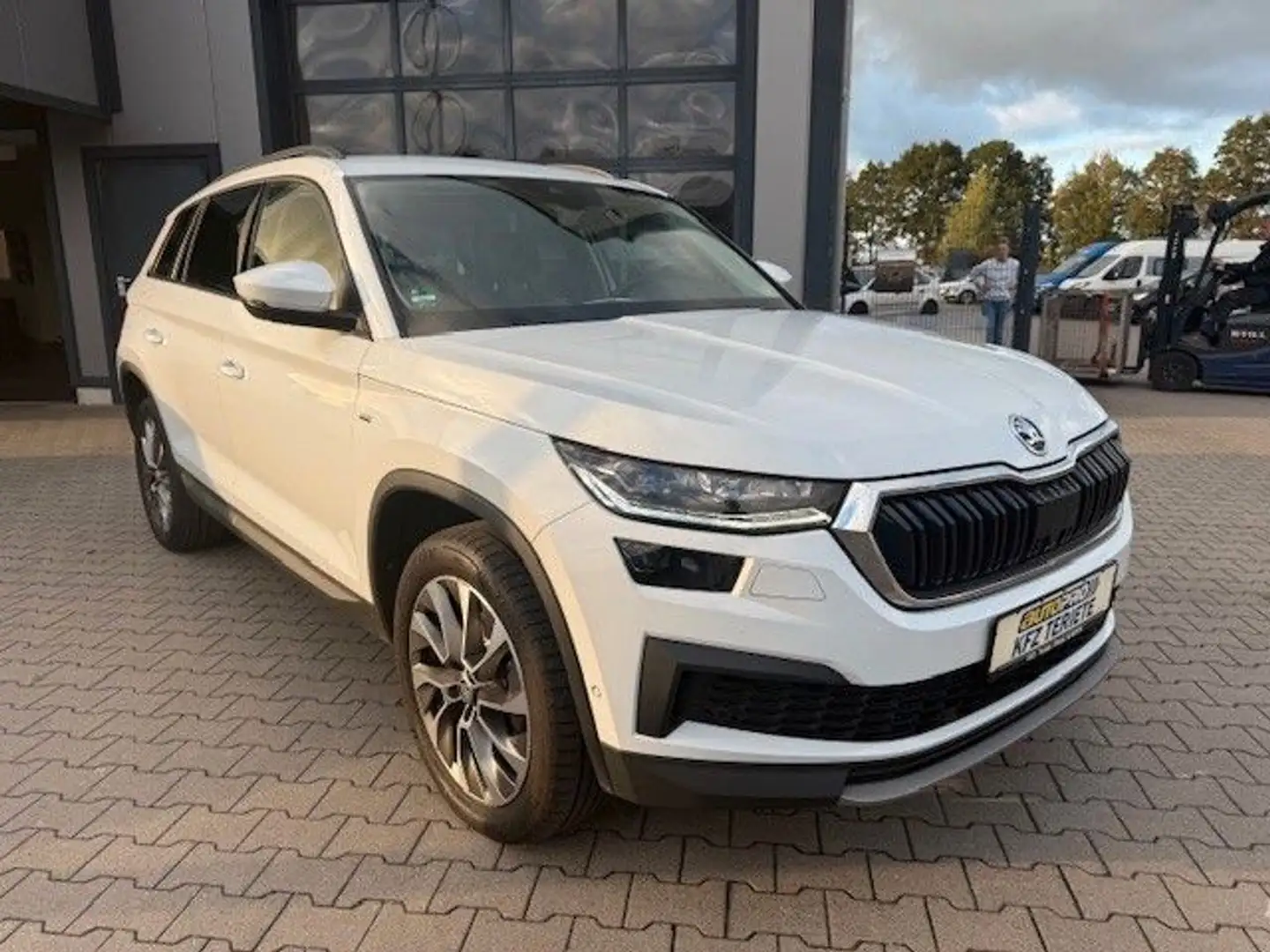 Skoda Kodiaq Clever 4x4 AHK 360° ACC SHZ Weiß - 1