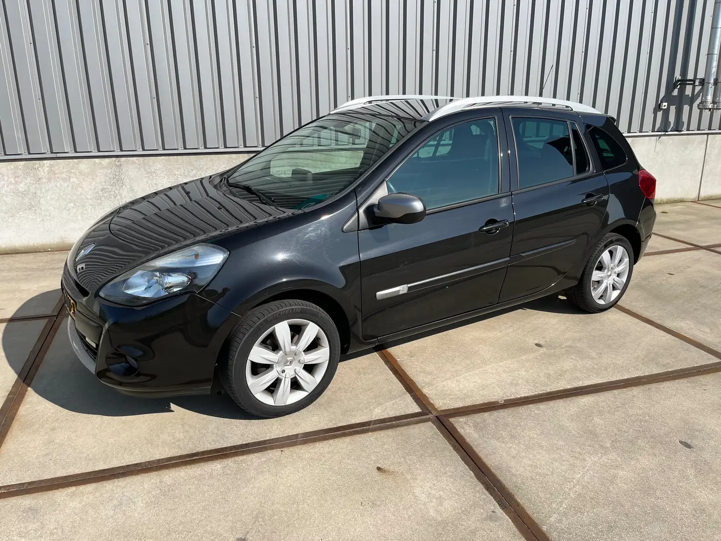 Renault Clio 1.2 TCE Night and Day Zwart - 1