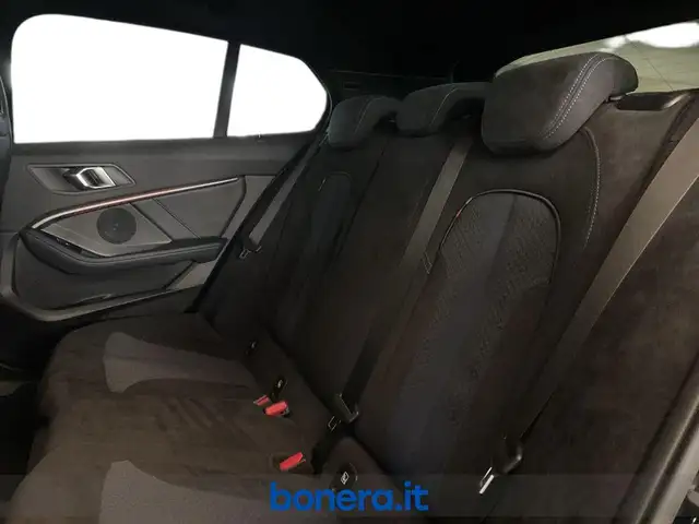 BMW 1 Series view 28