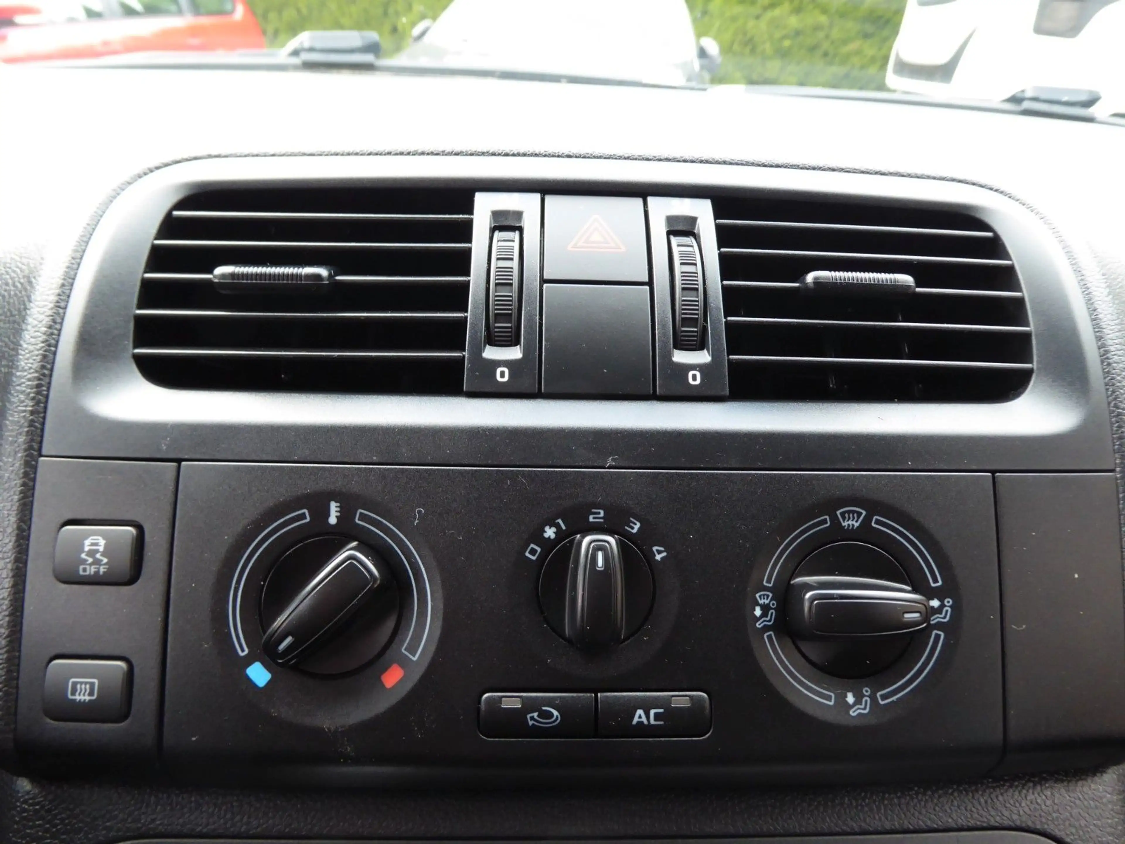 Skoda Roomster Praktik TDi Klima/Winterräder/Tempomat — photo 25