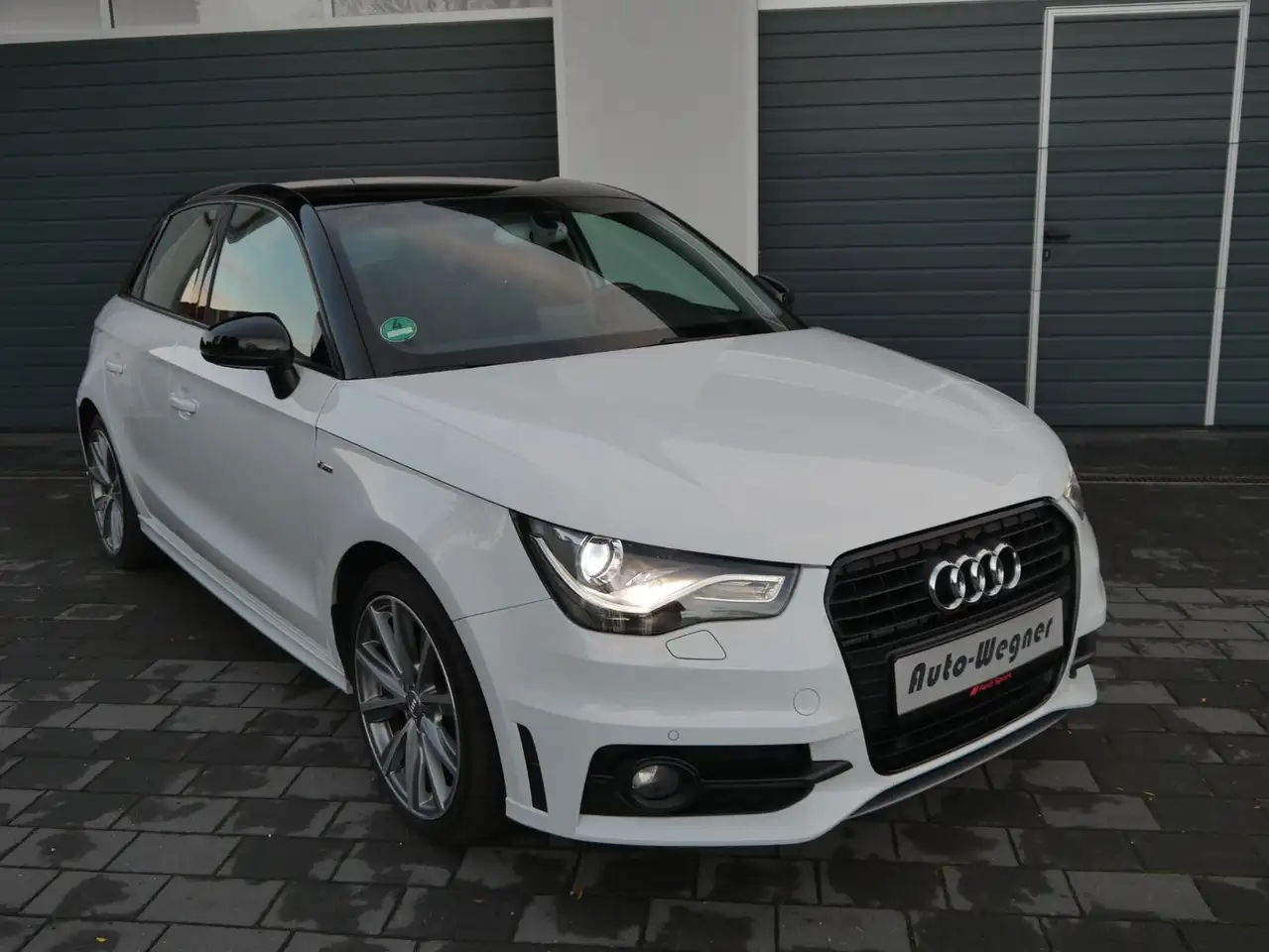 Audi A1 Sportback 1.4 TFSI S-tronic S-Line Xenon Navi — photo 1 of 15