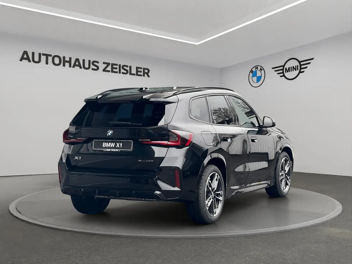 BMW X1 xDrive23i M Sport Pro 19"LM AHK Glasdach Head-Up Schwarz - 2
