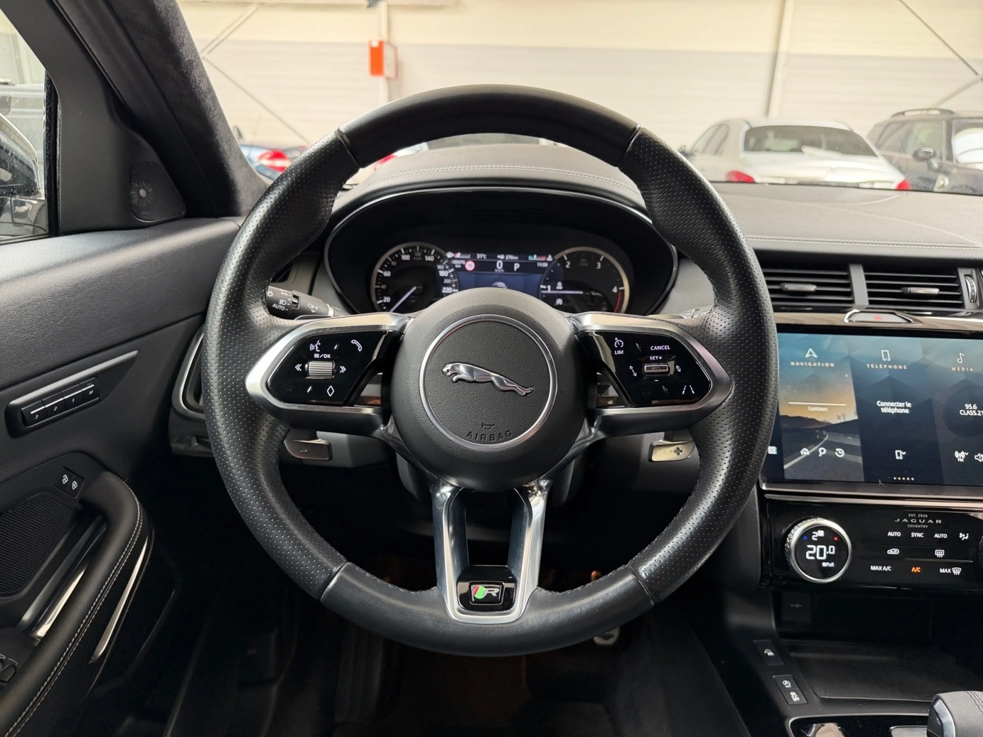 Jaguar E-Pace E-Pace 2.0 D MHEV AWD D165 R-Dynamic S-CARPLAY-CUIR-CAM-ACC — photo 13