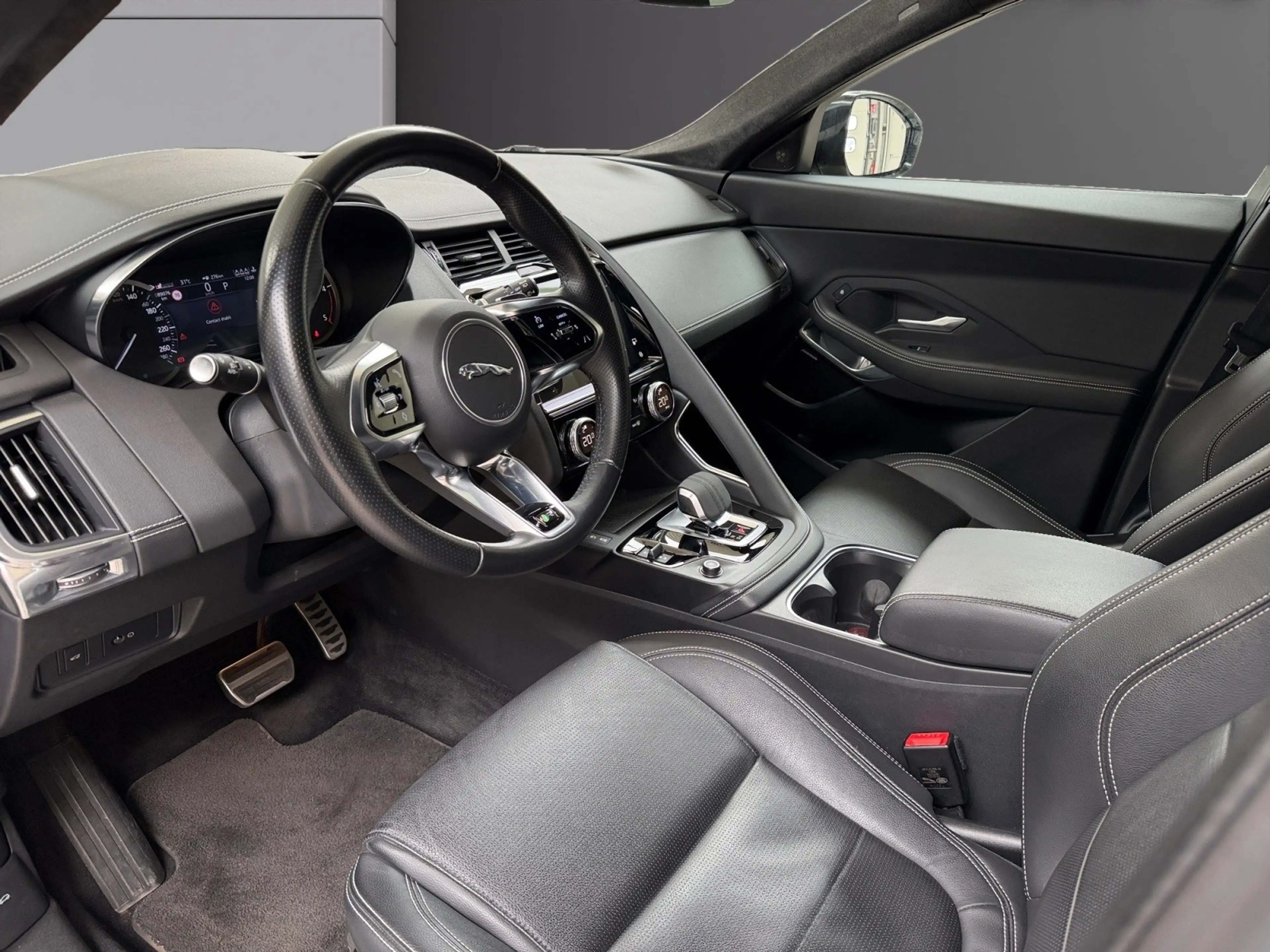 Jaguar E-Pace E-Pace 2.0 D MHEV AWD D165 R-Dynamic S-CARPLAY-CUIR-CAM-ACC — photo 10