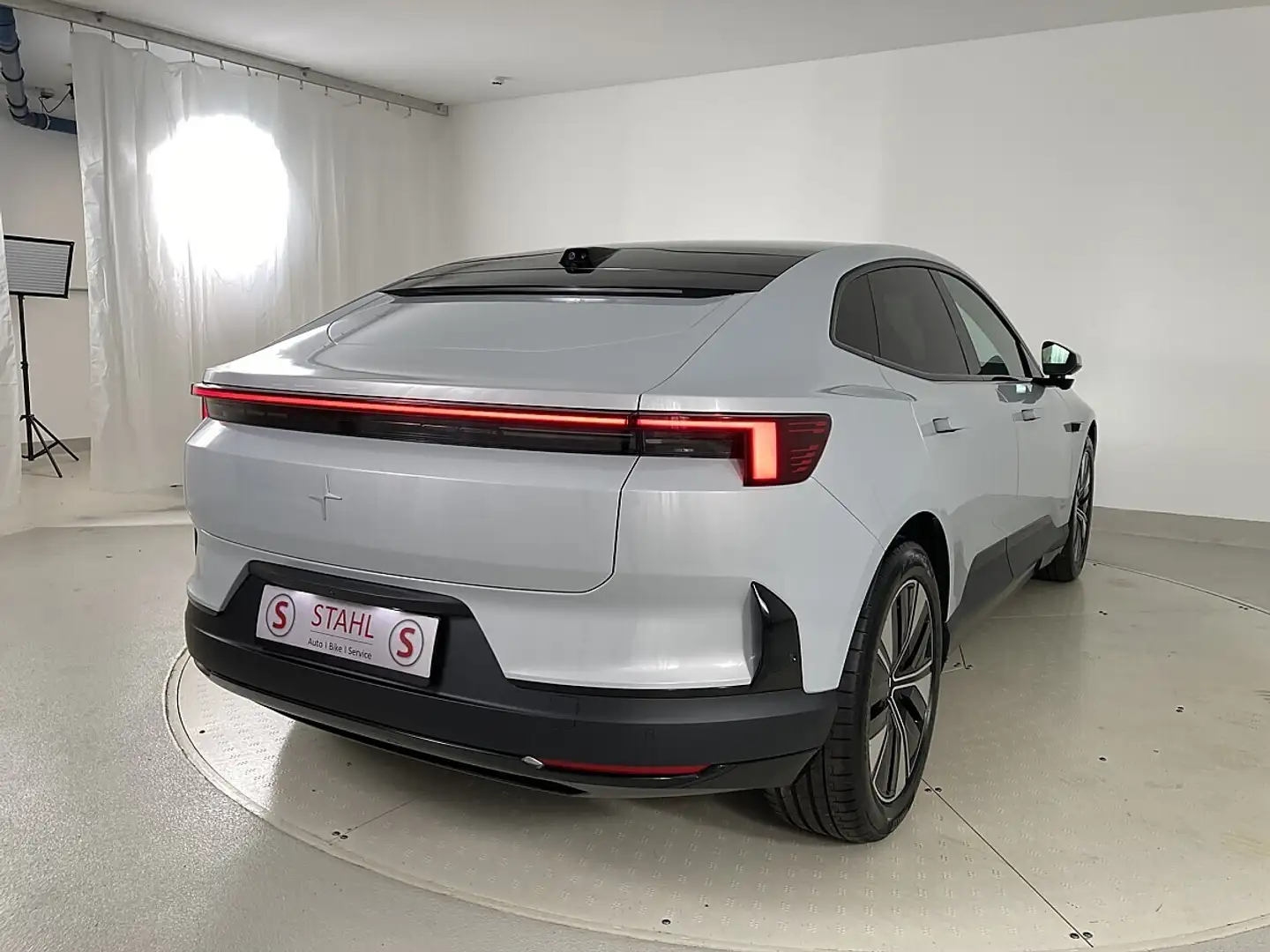 Polestar 4 - Long Range Single Motor Silber - 2