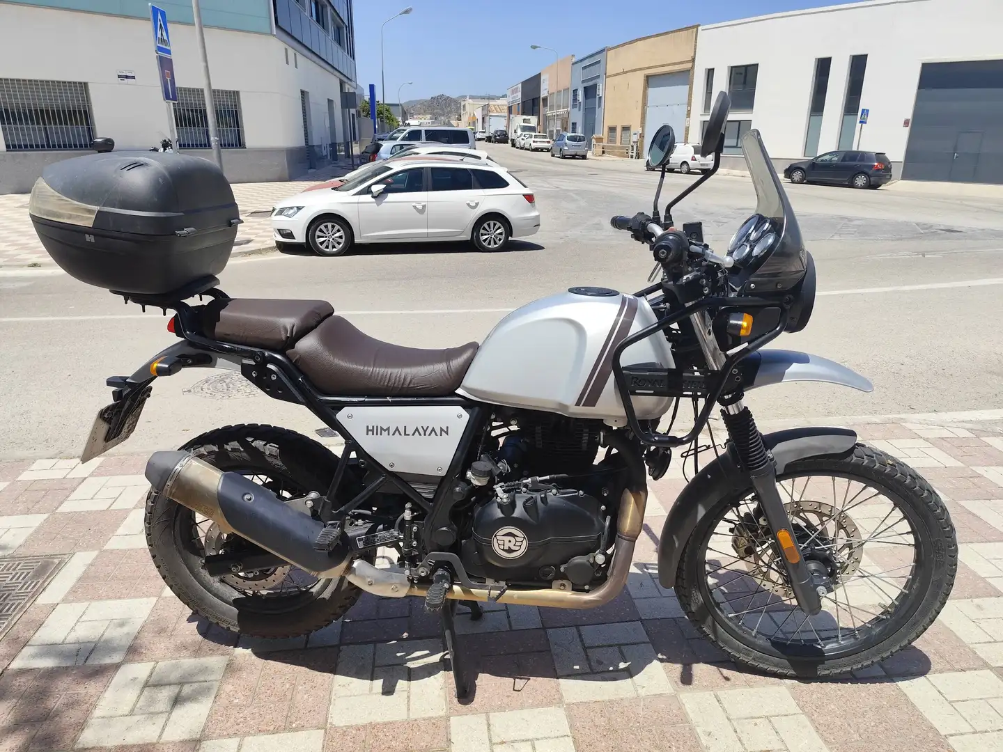 Royal Enfield Himalayan Plateado - 2