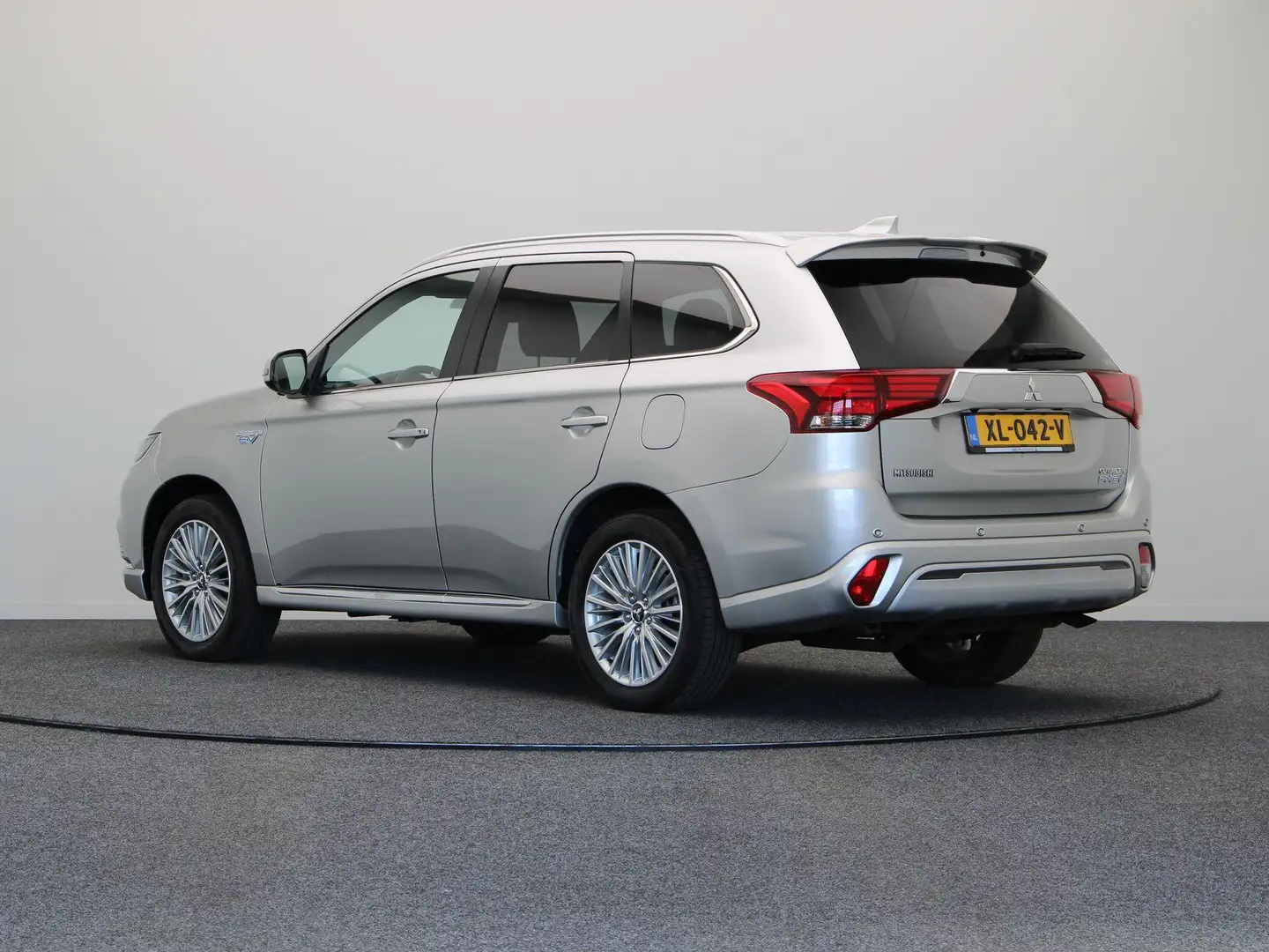 Mitsubishi Outlander 2.4 PHEV Instyle | Leder | Panorama dak | Stoelver Gris - 2