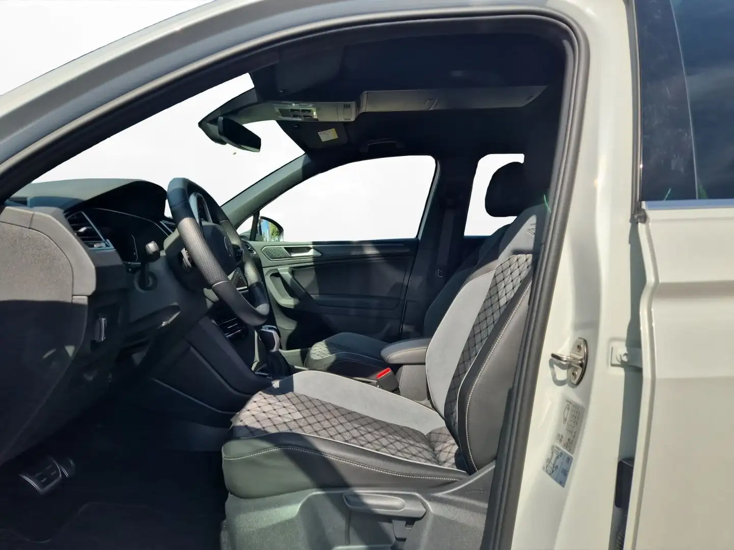 Volkswagen Tiguan 1.5 TSI DSG R-Line Navi Kamera SiHz Weiß - 2