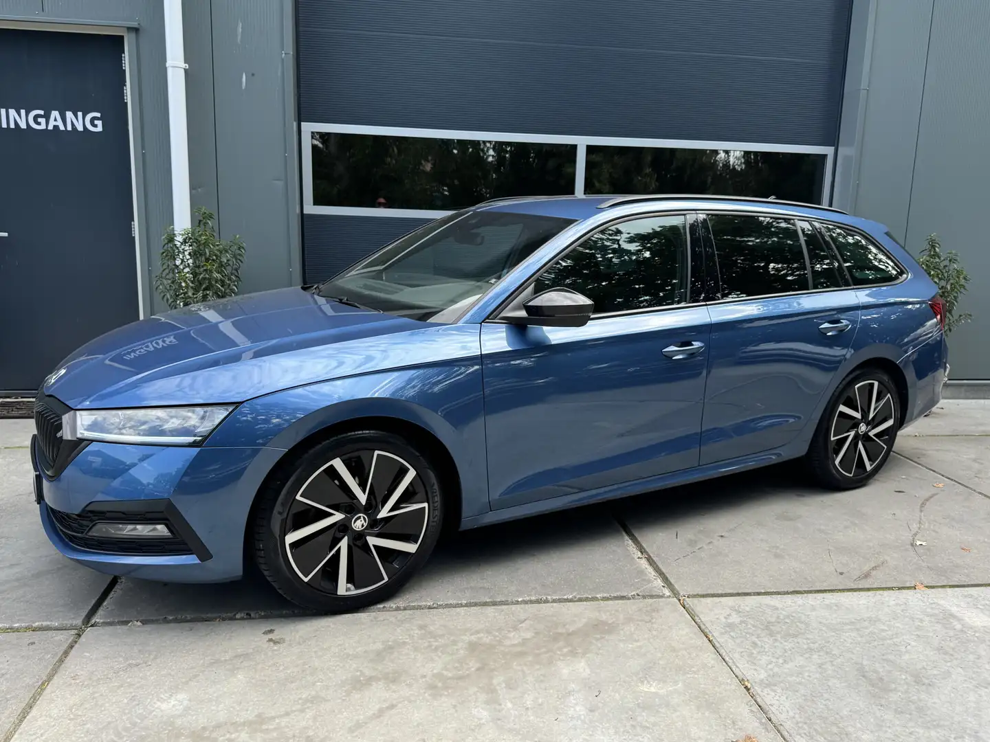 Skoda Octavia Combi 1.0 e-TSI 110pk DSG Sport Business Edition P Blauw - 2