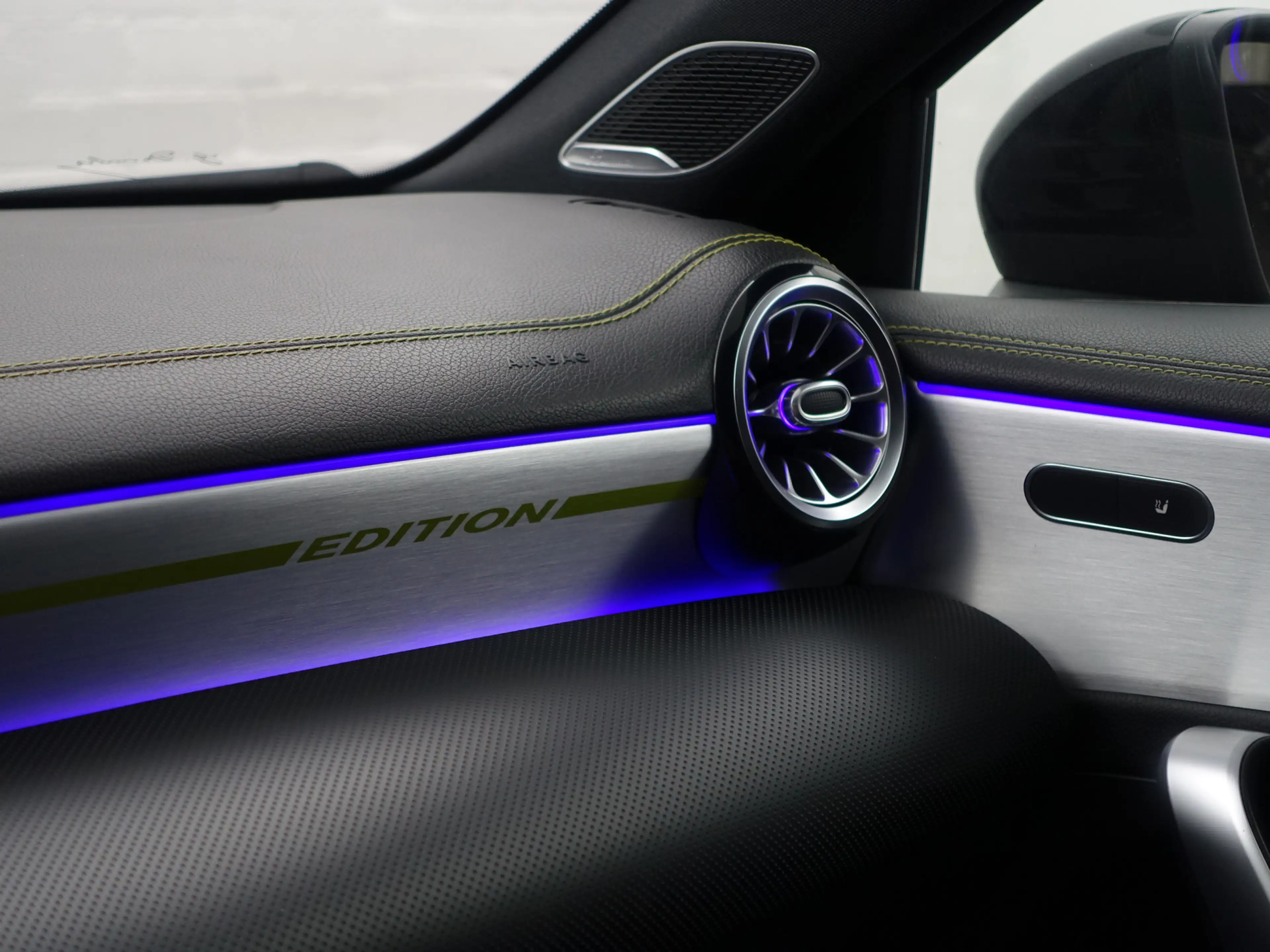 Mercedes-Benz A 250 AMG Yellow Art Aut- Panoramadak, Burmester Audio, — photo 3