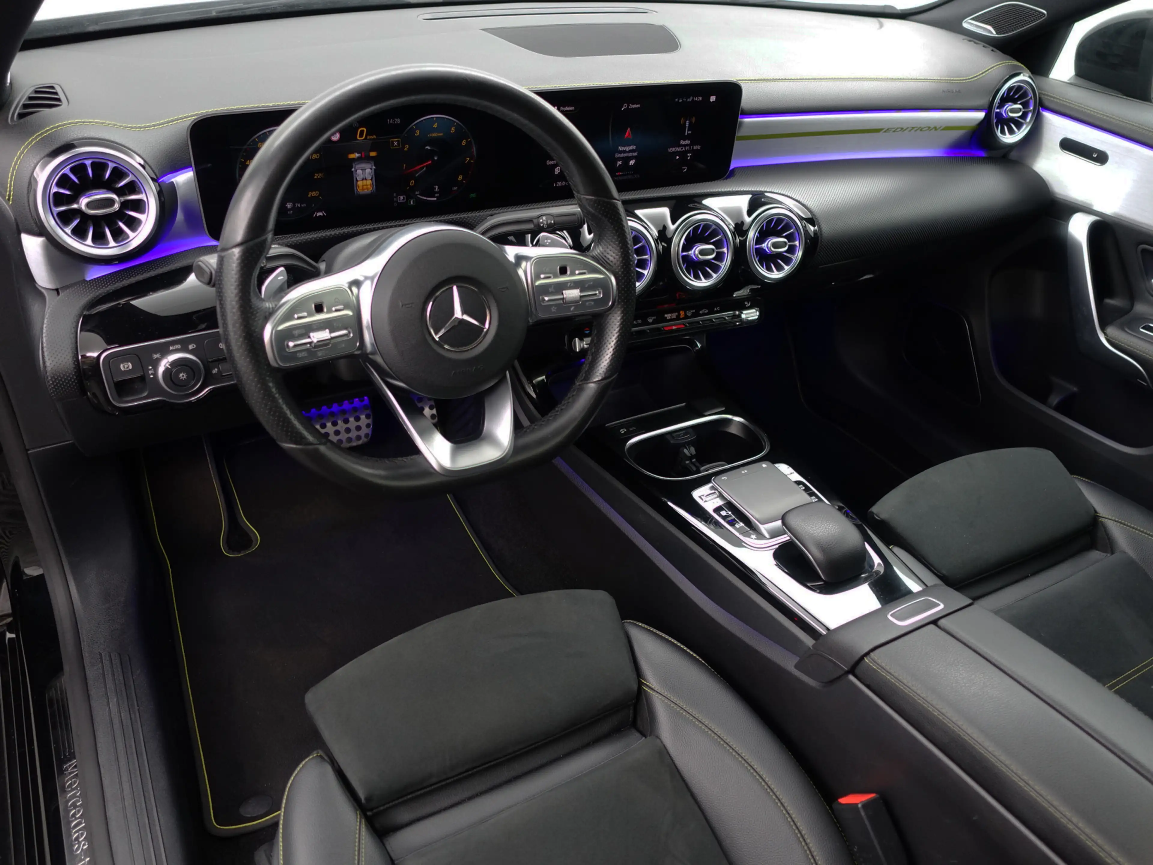 Mercedes-Benz A 250 AMG Yellow Art Aut- Panoramadak, Burmester Audio, — photo 2