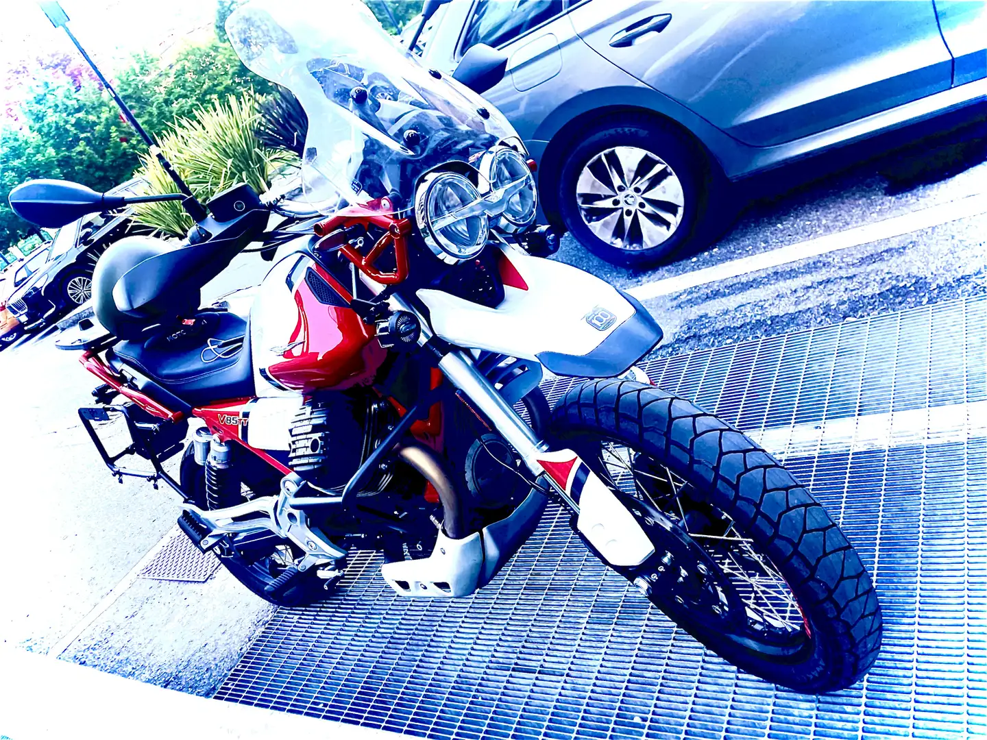 Moto Guzzi V 85 TT Evocative Graphics - 1