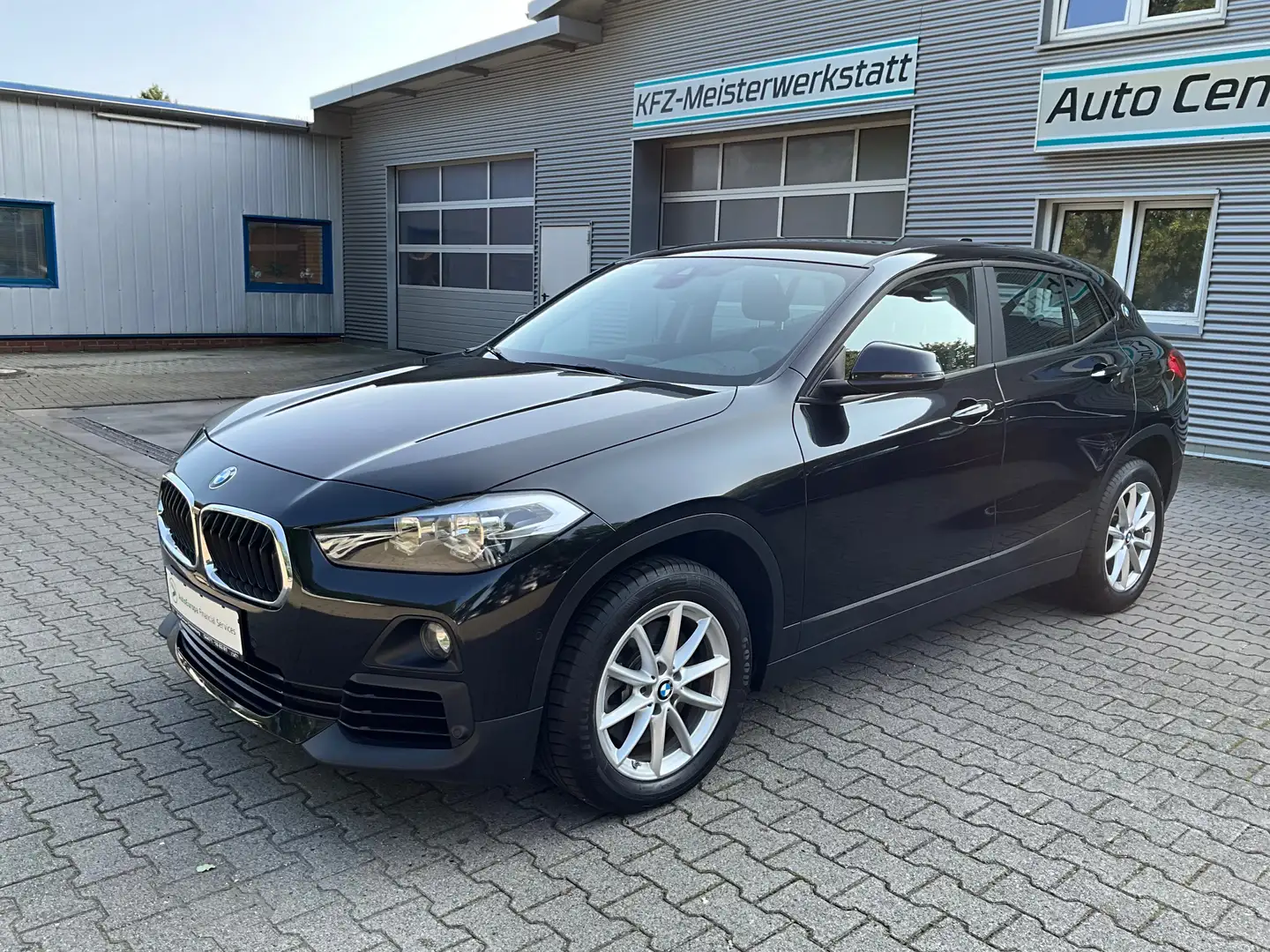BMW X2 sDrive 20 i Automatik Advantage Schwarz - 1