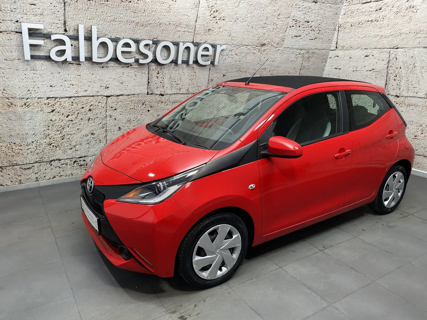 Toyota Aygo X 1,0 VVT-i Open Air Faltdach Rood - 1