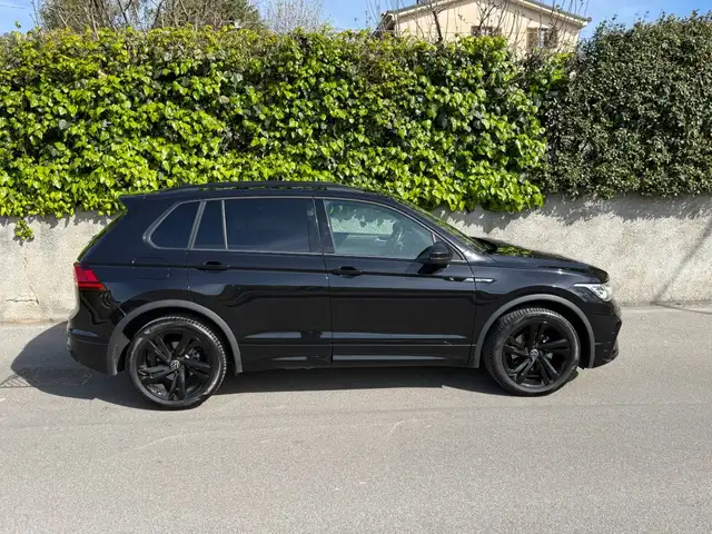 Volkswagen Tiguan view 4