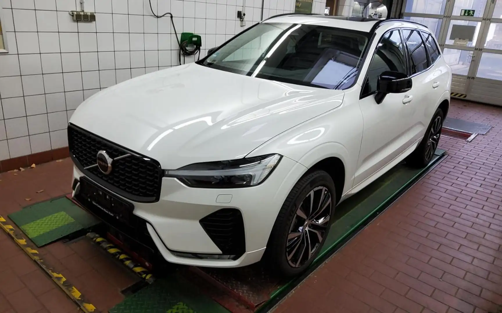 Volvo XC60 B5 AWD  PLUS DARK  FAP+HKSOUND+PANO+MEMORY+ Weiß - 2