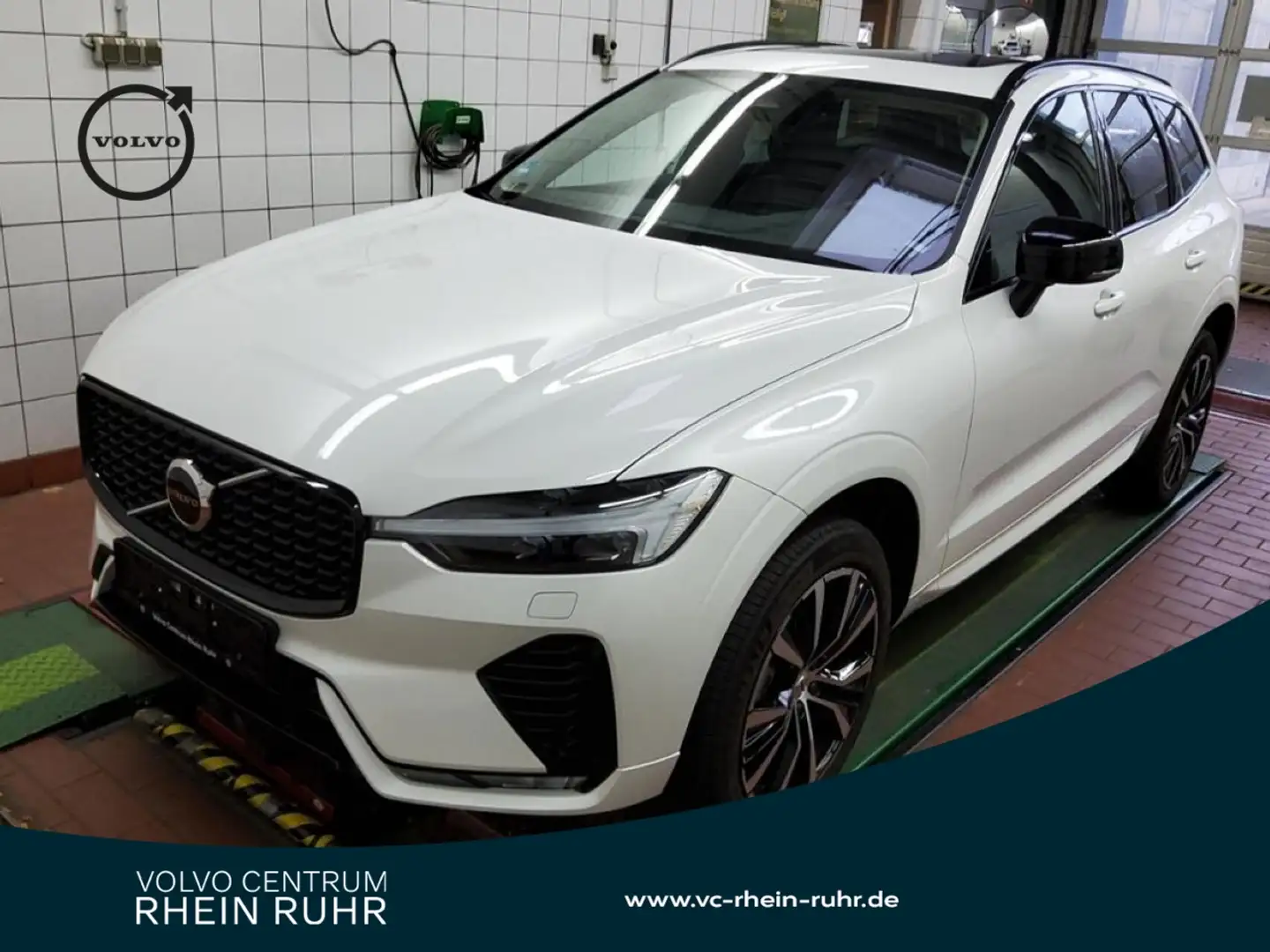 Volvo XC60 B5 AWD  PLUS DARK  FAP+HKSOUND+PANO+MEMORY+ Weiß - 1