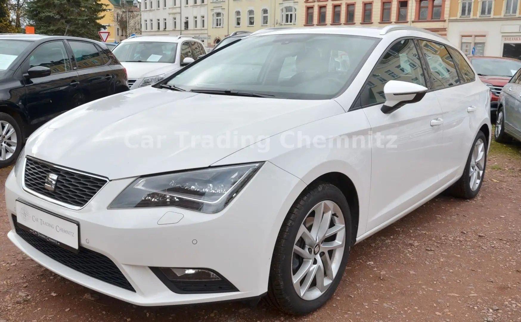 SEAT Leon ST 2.0 TDi Navi LED Sitzheizung Tüv neu Blanc - 1