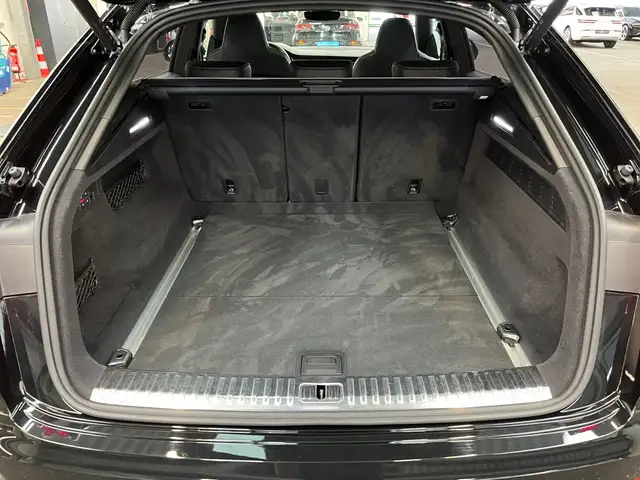 Audi SQ8 view 11