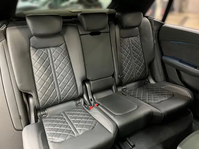 Audi SQ8 view 9