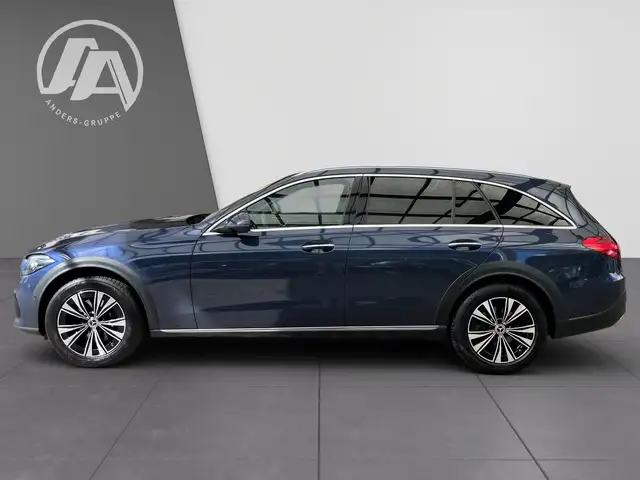Mercedes-Benz C-Class view 4