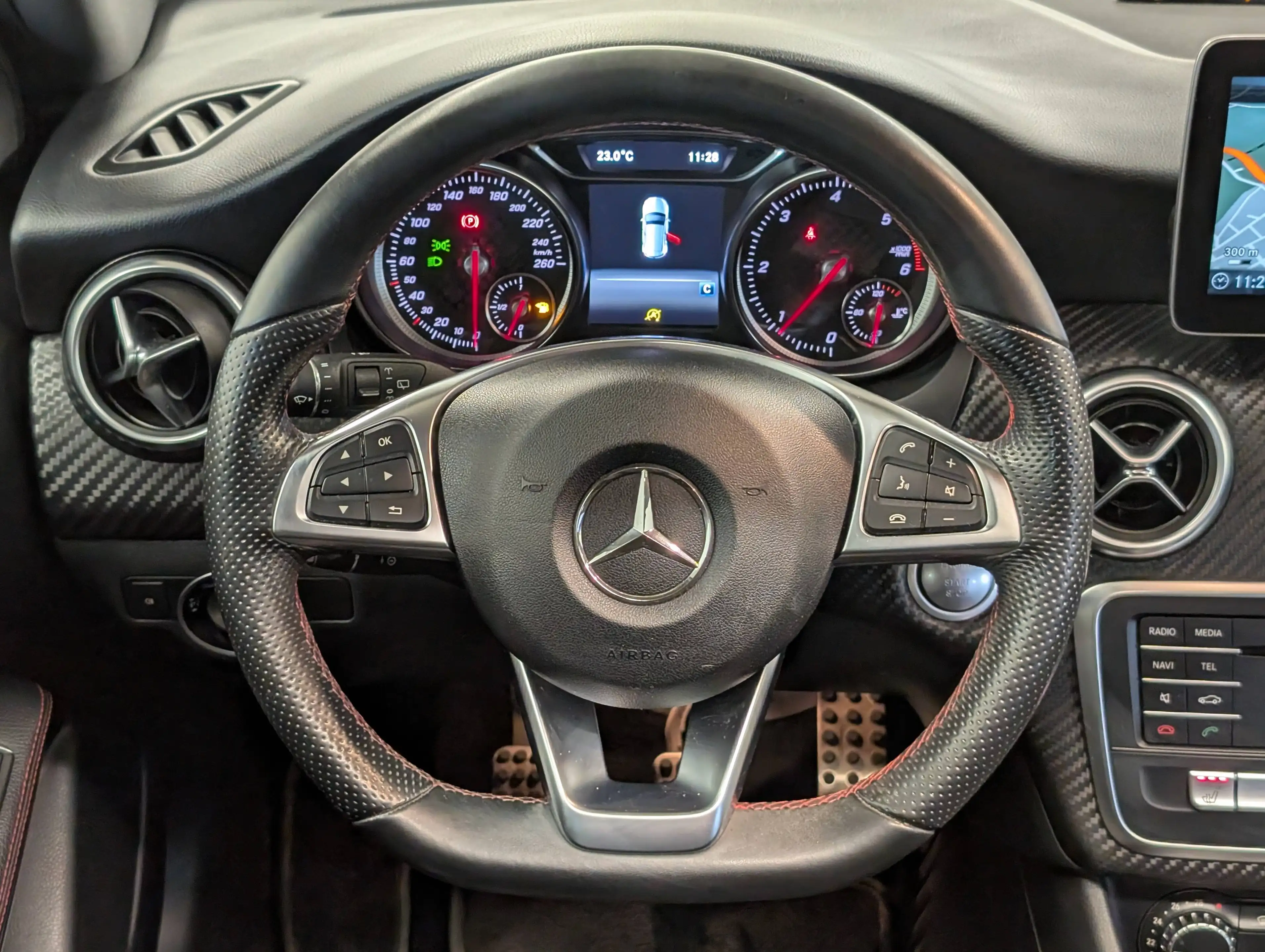 Mercedes-Benz A 180 d AMG Line *PANO-FULL LED-PARKTRONIC-NAVI-CAMERA* — photo 9