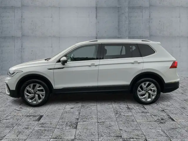 Volkswagen Tiguan Allspace view 4