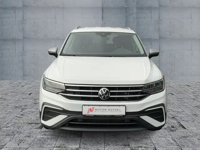Volkswagen Tiguan Allspace view 3