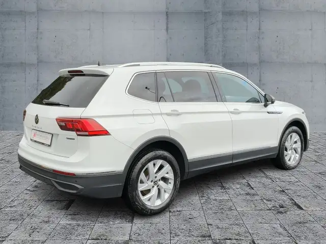 Volkswagen Tiguan Allspace view 6