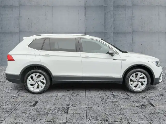 Volkswagen Tiguan Allspace view 7